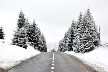 Obraz premium Straight hilly road in the winter