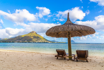 Sandstrand von Flic en flac Mauritius mit Blick auf Tourelle du