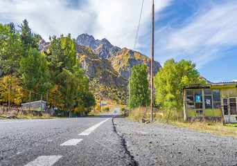 Rustikale Straße im Kaukasus / Kazbegi