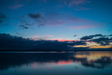 Fototapeta na wymiar Wolkenspiegelung am Bodensee zur blauen Stunde