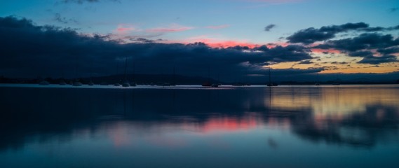 Traumhafte Wolkenspiegelung zur blauen Stunde am Bodensee