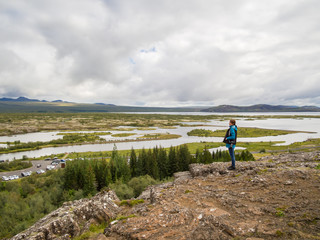 Obraz premium Woman is standing at a cliff in front of the Thingvellir Nationa