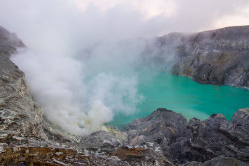 Fototapeta premium Kawah Ijen sulfur lake