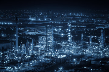 Fototapeta premium Fabryka rafinerii ropy naftowej o zmierzchu, zakład petrochemiczny, ropa naftowa, przemysł chemiczny
