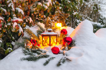 romantische Deko für die Adventszeit im Schnee