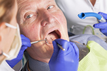Nahaufnahme Rentner bei Behandlung beim Zahnarzt