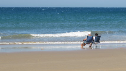 Coppia di anziani al mare - solitudine