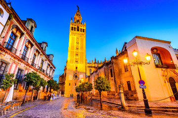 Obraz premium Wieża Giralda w Sewilli, Andaluzja, Hiszpania