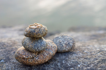 Кольца на камнях