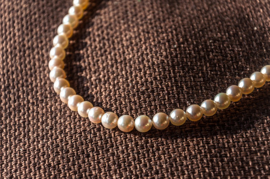 Elegant Jewelery: Japan Akoya Pearl Necklace