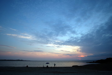 pescatore da spiaggia al tramonto