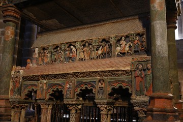 Cenotafio monumento funerario siglo XII basílica de los Santos Hermanos Mártires, Vicente, Sabina y Cristeta,  San Vicente,  templo románico de Ávila, España © ANTONIO AYUSO