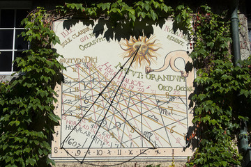 Sonnenuhr im Innenhof des Kapuzinerklosters Wesemlin in Luzern, Schweiz