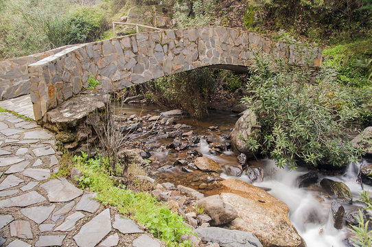 Puente en Arroyo Alcazarin en Monda, Malaga