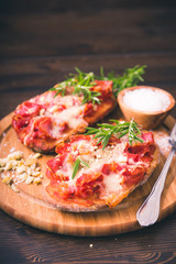 Vinschgauer Brot  mit Coppa und Rosmarin
