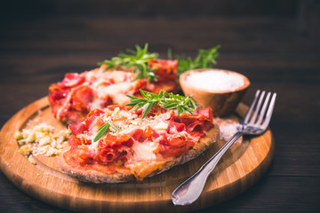 Vinschgauer Brot  mit Coppa und Rosmarin