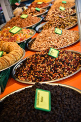 Nuss und Fruchtmischungen auf einen Marktstand zum Verkauf