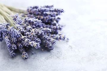 Crédence de cuisine en verre imprimé Lavande Bunch of lavender flowers on grey background