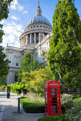St. Pauls Kathedrale mit roter Telefonzelle in London