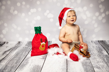 Baby freut sich auf die schöne Weihnachtszeit