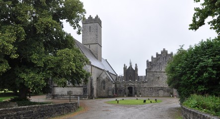 Fototapeta na wymiar Dorf Adare in Irland