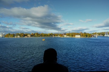 Homme regardant Stockholm