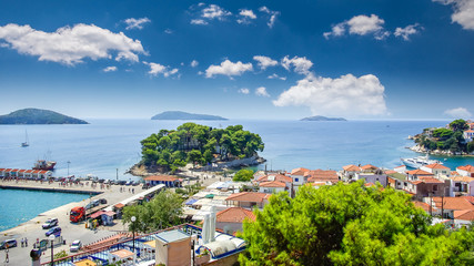 Naklejka premium Skiathos town on Skiathos Island, Greece. Beautiful view of the old town with boats in the harbor.