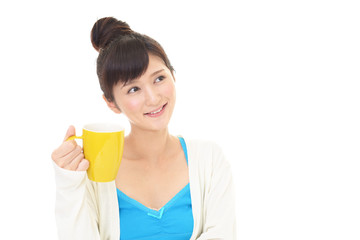 コーヒーを飲み寛ぐ女性