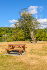 Obraz premium Picnic table over mountains and blue sky.