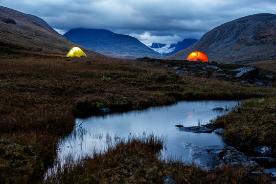 Beleuchtetes Zelt in der Nacht in Schweden