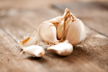Frischer Knoblauch auf Holzuntergrund