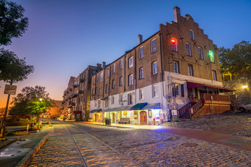 Shops and restaurants at River Street in downtown Savannah in Ge - obrazy, fototapety, plakaty