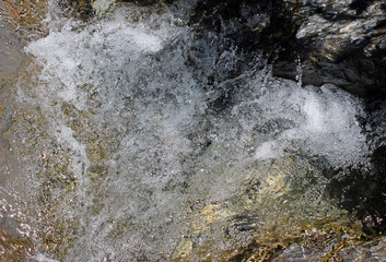 Río aguas limpias en cascada El Salto de Sallent de Gállego, Huesca (España)