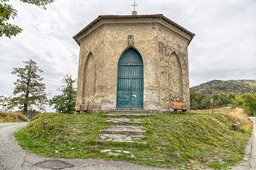 Small chapel with a meadow in the countryside/church/chapel/country/Italy