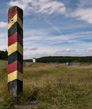 DDR Grenzpfahl und Wachtturm Grenzzaun 