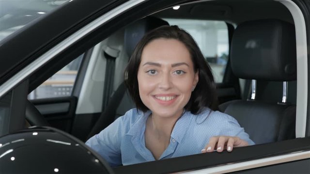 Woman touching the steering wheel in the car