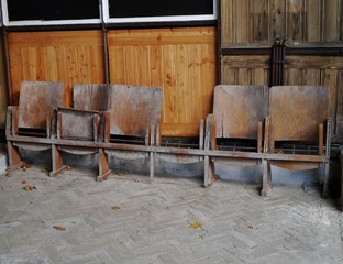 Fototapeta na wymiar Alte Wartestühle aus Holz