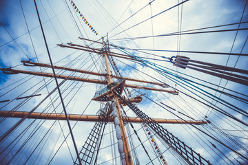 Obraz premium Detail of a sailboat rigging. Mast on traditional sailboats. Ma