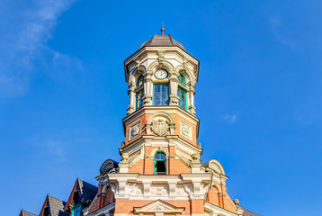 Obraz premium Historisches Kaiserliches Postamt in Parchim Mecklenburg-Vorpommern