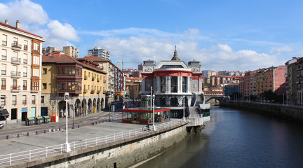 Bilbao (Espagne) / Marché de la Ribera et Le fleuve Nervion