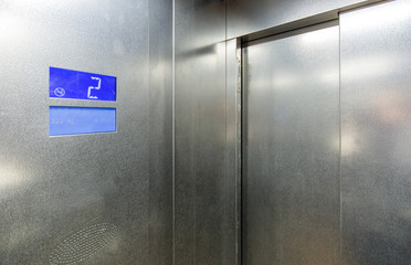 Aufzug als typische Situation für das Auftreten von Platzangst