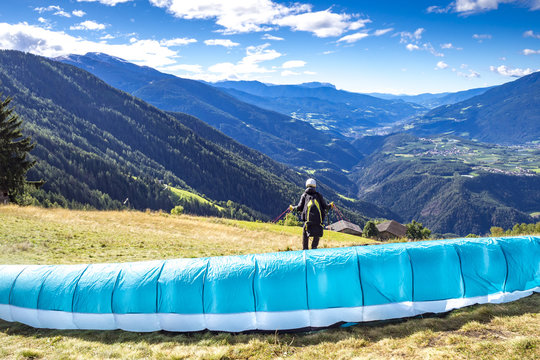 Paraglider in den Alpen