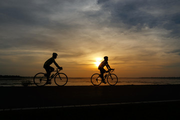 Fototapeta na wymiar Silhouette ride bicycle at sunset