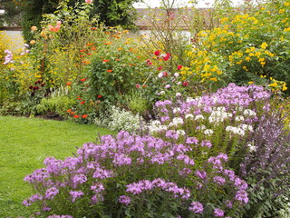 Gepflegte Gartenanlage mit bunt blühenden Blumen
