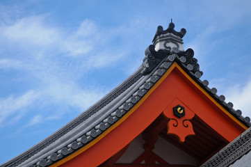 Fototapeta na wymiar Roof of Japanse palace in Kyoto under blue sky