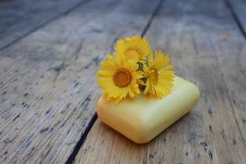 Obraz na płótnie Canvas Natural soap and flowers of camomile