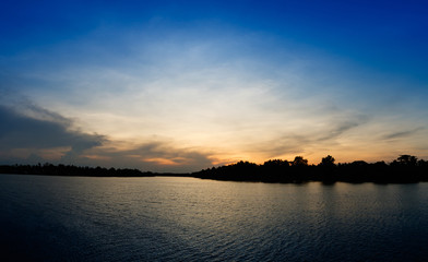 Obraz premium Beautiful sky sunset at Tapee river Suratthani Thailand