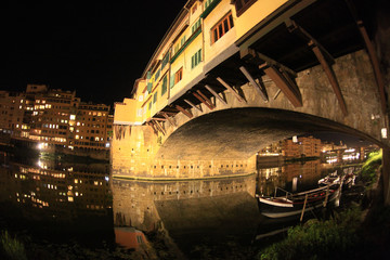 Italia,Toscana,Ponte Vecchio e fiume Arno, di notte.