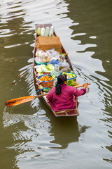 Obraz premium Damnoen Saduak floating market in Ratchaburi near Bangkok, Thailand