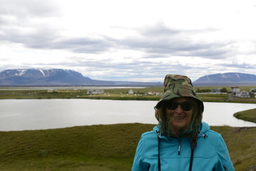 Frau mit Mückennetz am Myvatn, Island